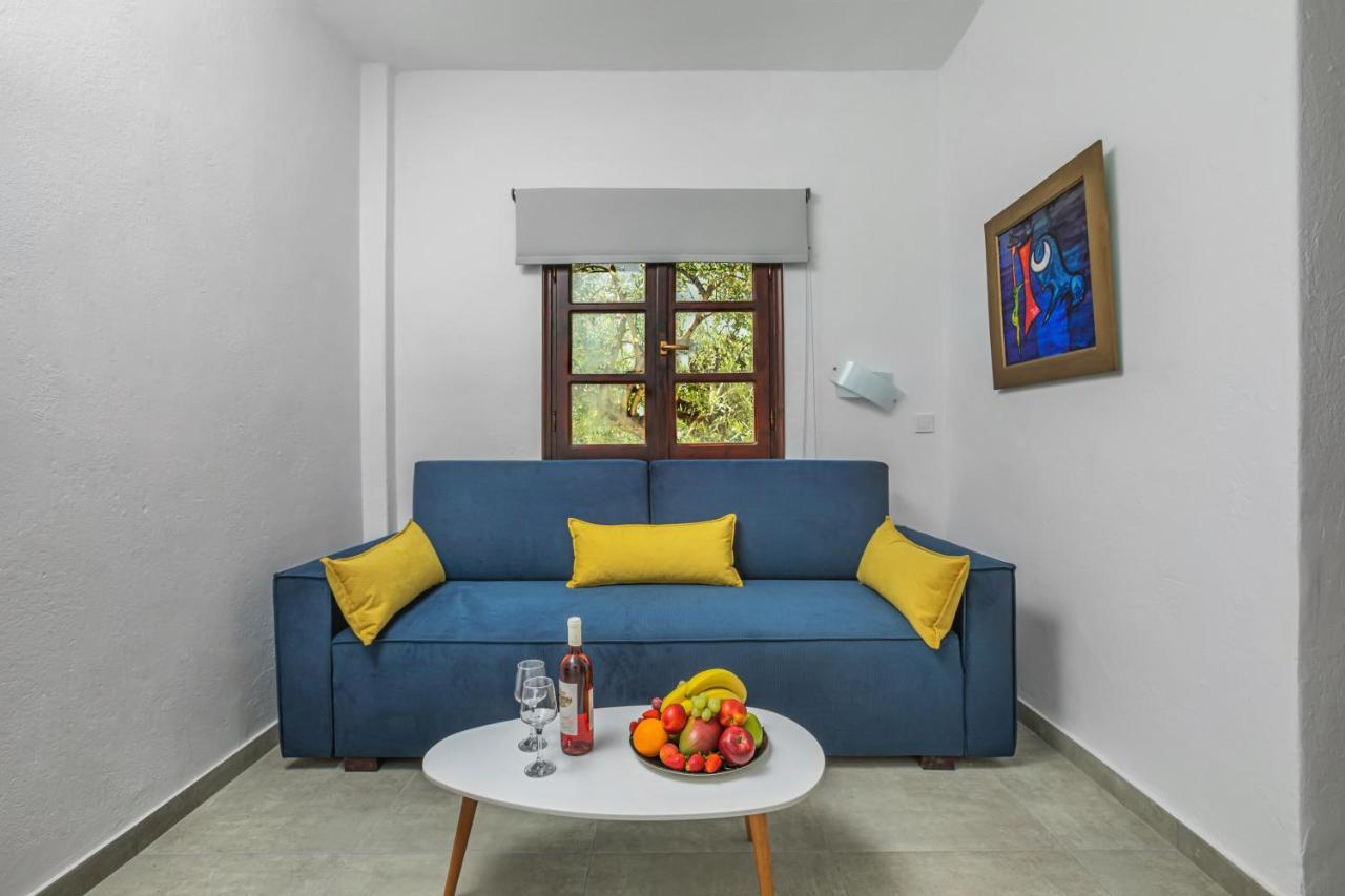 Eleon Suites Афитос Екстериор снимка