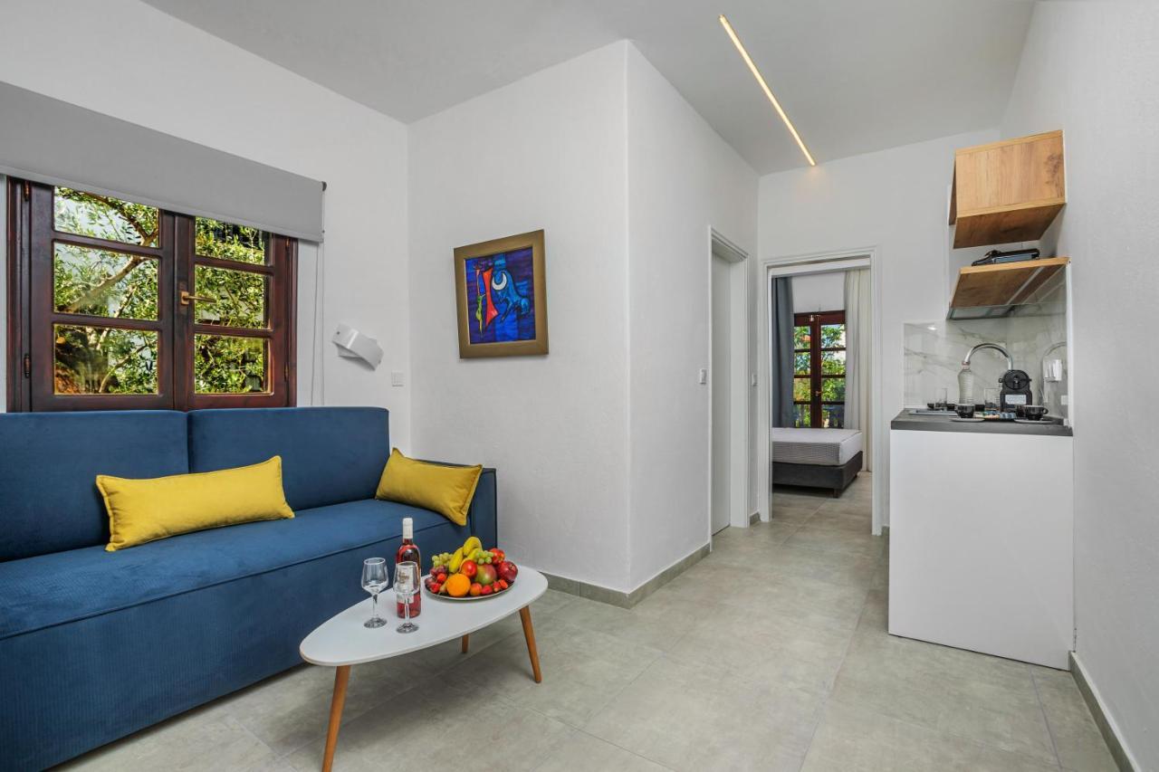 Eleon Suites Афитос Екстериор снимка