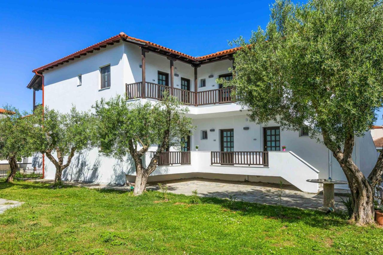 Eleon Suites Афитос Екстериор снимка