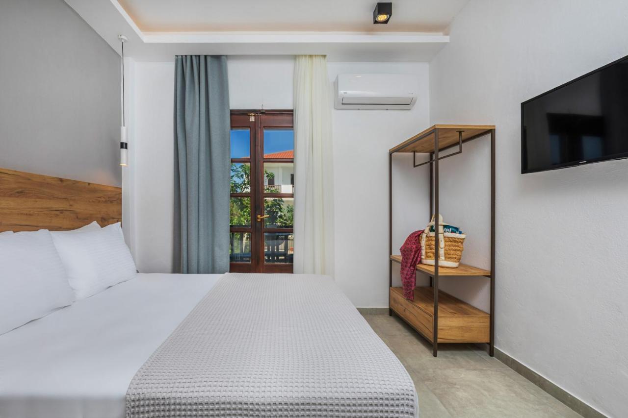 Eleon Suites Афитос Екстериор снимка