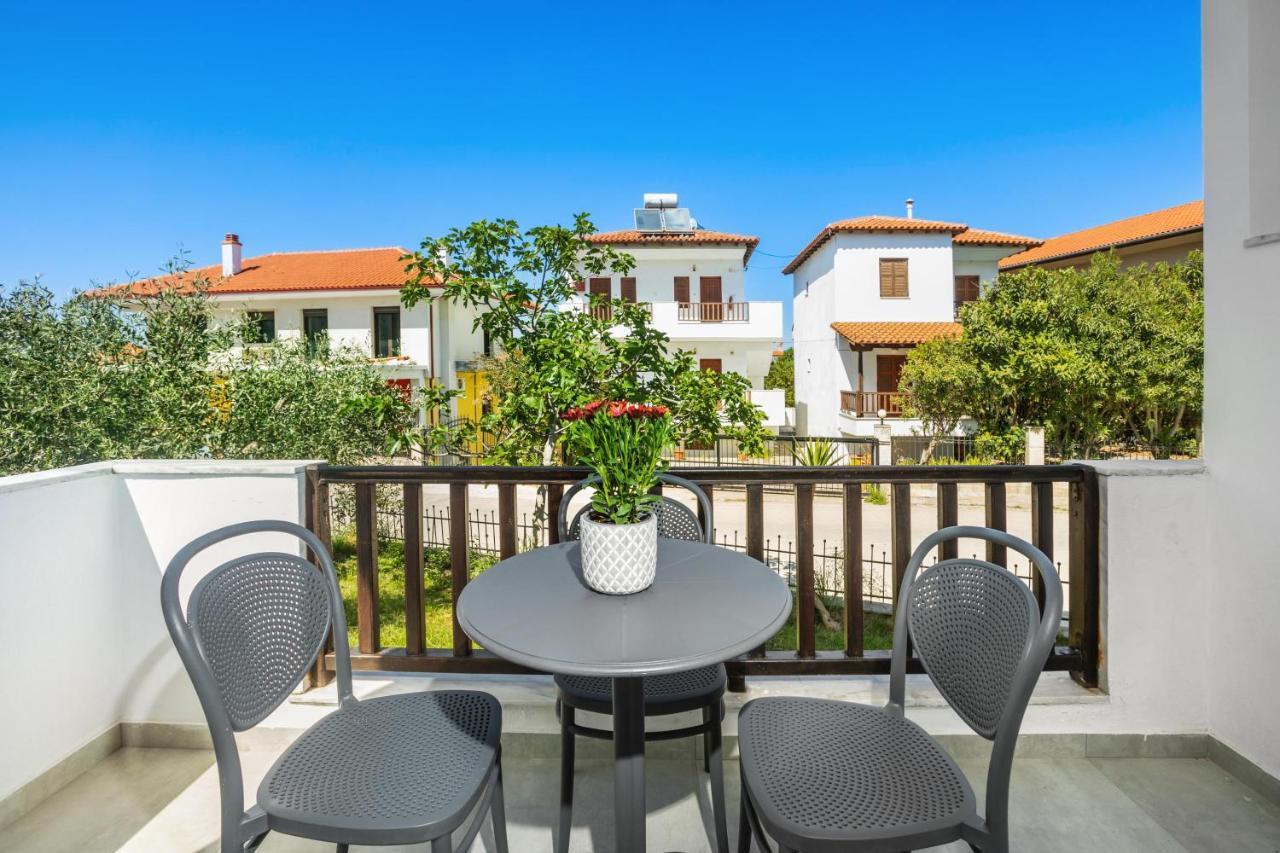 Eleon Suites Афитос Екстериор снимка