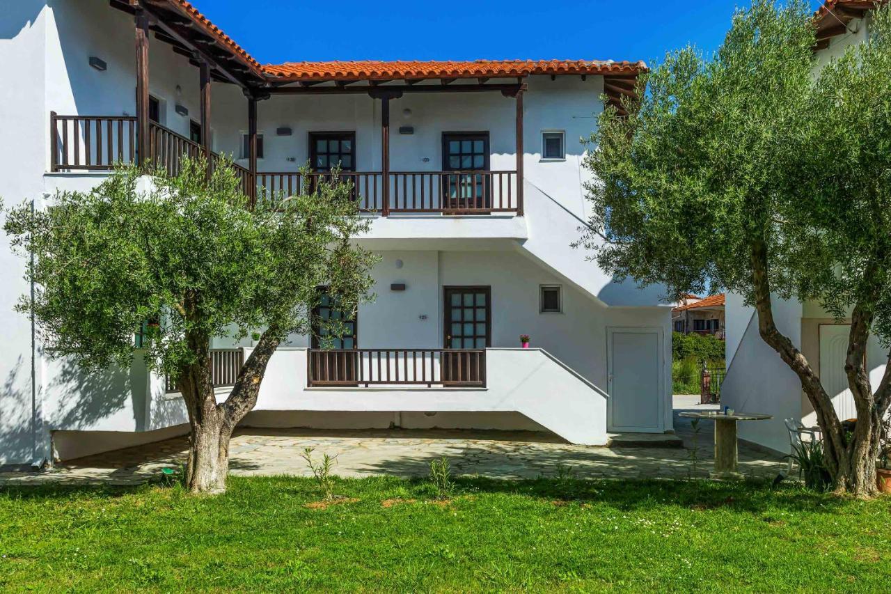 Eleon Suites Афитос Екстериор снимка