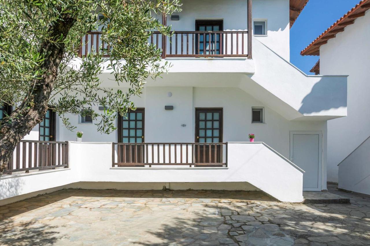 Eleon Suites Афитос Екстериор снимка