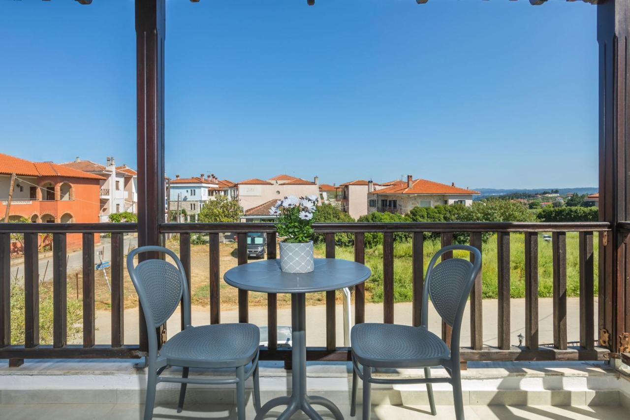 Eleon Suites Афитос Екстериор снимка
